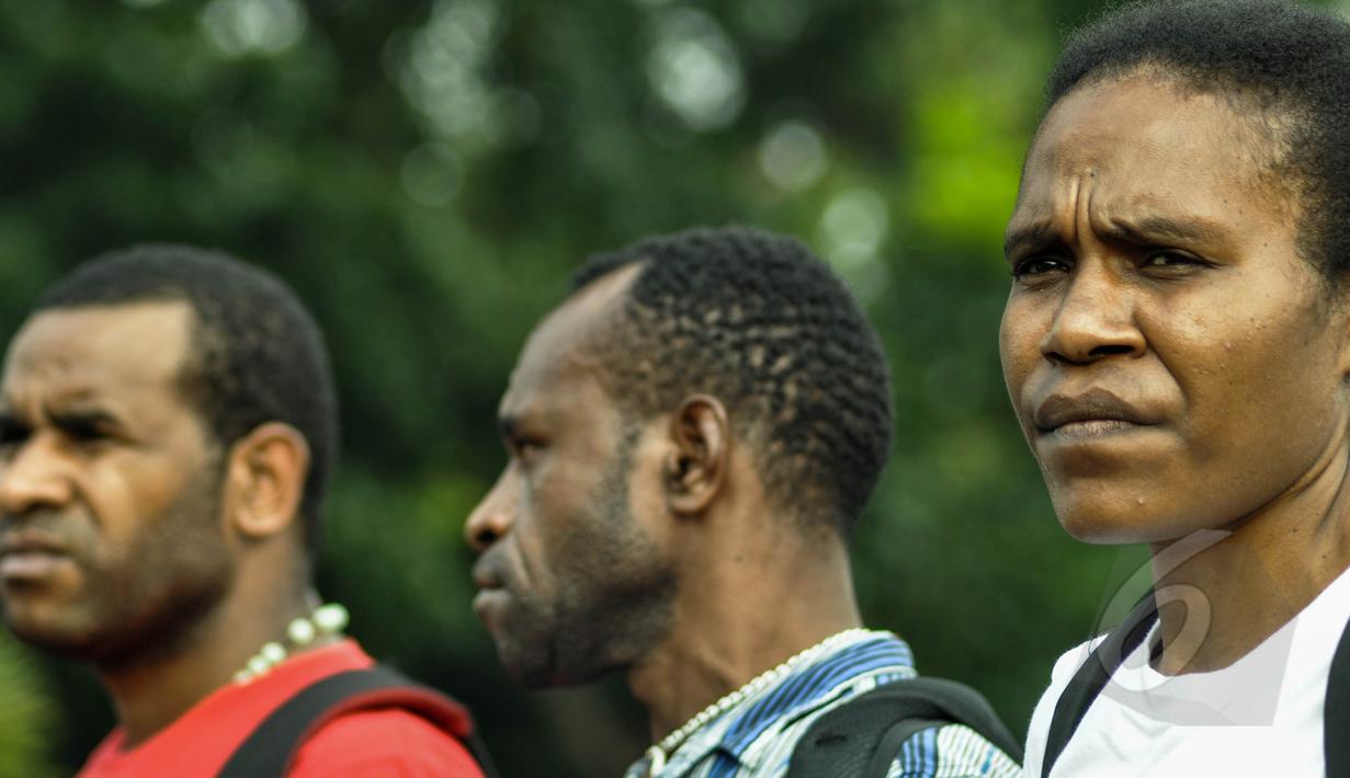 Sejumlah mahasiswa perwakilan Papua melakukan aksi solidaritas di depan Istana Merdeka, Jakarta, Selasa (31/3/2015). Mereka menolak pembangunan markas komando Brimob di Wamena. (Liputan6.com/Faizal Fanani) 