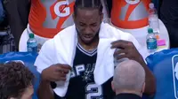 Forward San Antonio Spurs, Kawhi Leonard, mengalami cedera kepala sehingga akan absen saat timnya menghadapi Golden State Warriors dalam lanjutan NBA, Minggu (12/3/2017). (Bola.com/Twitter/NBCSports)