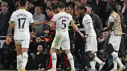 Tak lama setelah Kane dan para pemain Tottenham lain selebrasi bersama Conte, wasit utama Danny Makkelie mendapatkan informasi adanya pengecekan VAR terlebih dahulu. Setelah menunggu beberapa saat, VAR memutuskan gol tersebut tidak sah karena Kane sudah offside. (AFP/Ben Stansall)