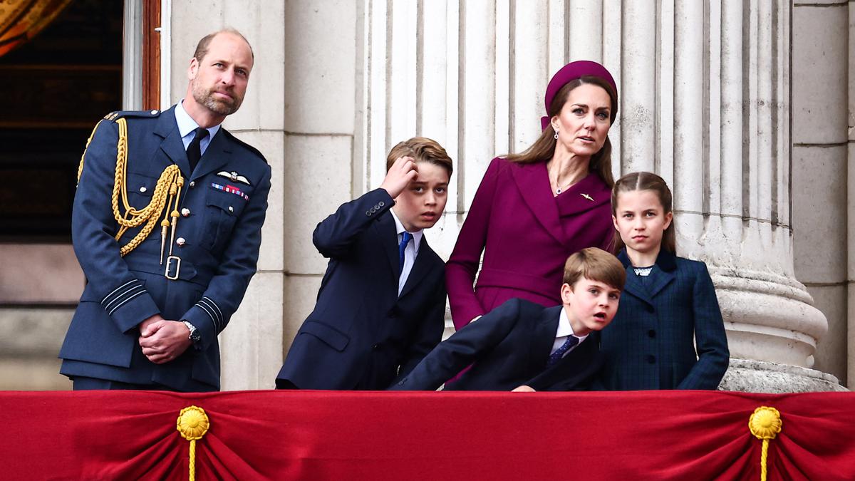 Kate Middleton Tampil Menyala di Balkon Istana Buckingham Bersama Keluarga Kerajaan Inggris
