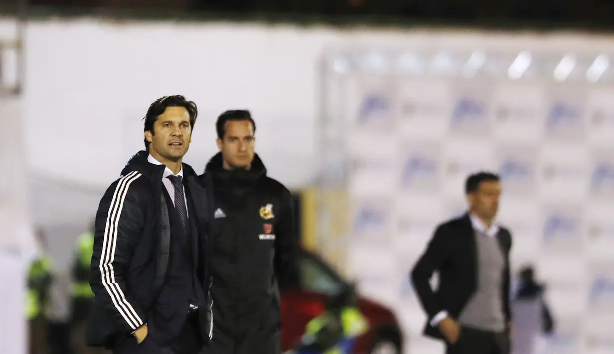 Pelatih Real Madrid, Santiago Solari, mengamati permainan anaka asuhnya saat melawan UD Melilla pada laga Copa del Rey di Stadion Alvarez Claro, Melilla, Rabu (31/10/2018). Real Madrid menang 4-0 atas UD Melilla. (AP/Javier Gandul)