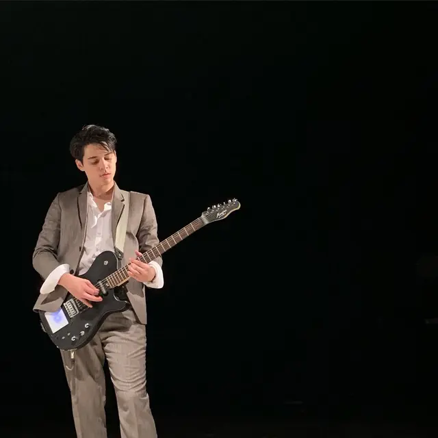 Tampil Keren, Ini 7 Potret Maxime Bouttier saat Jadi Anak Band