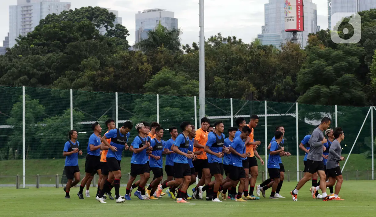 Pemain Timnas Indonesia U-22 berlari kecil usai mengikuti latihan perdana di Lapangan D, Kompleks Gelora Bung Karno, Senayan, Jakarta, Rabu (10/2/2021). Latihan perdana Timnas U-22 diikuti 31 pemain yang dipersiapkan untuk ajang SEA Games 2021 di Vietnam. (Liputan6.com/Helmi Fithriansyah)