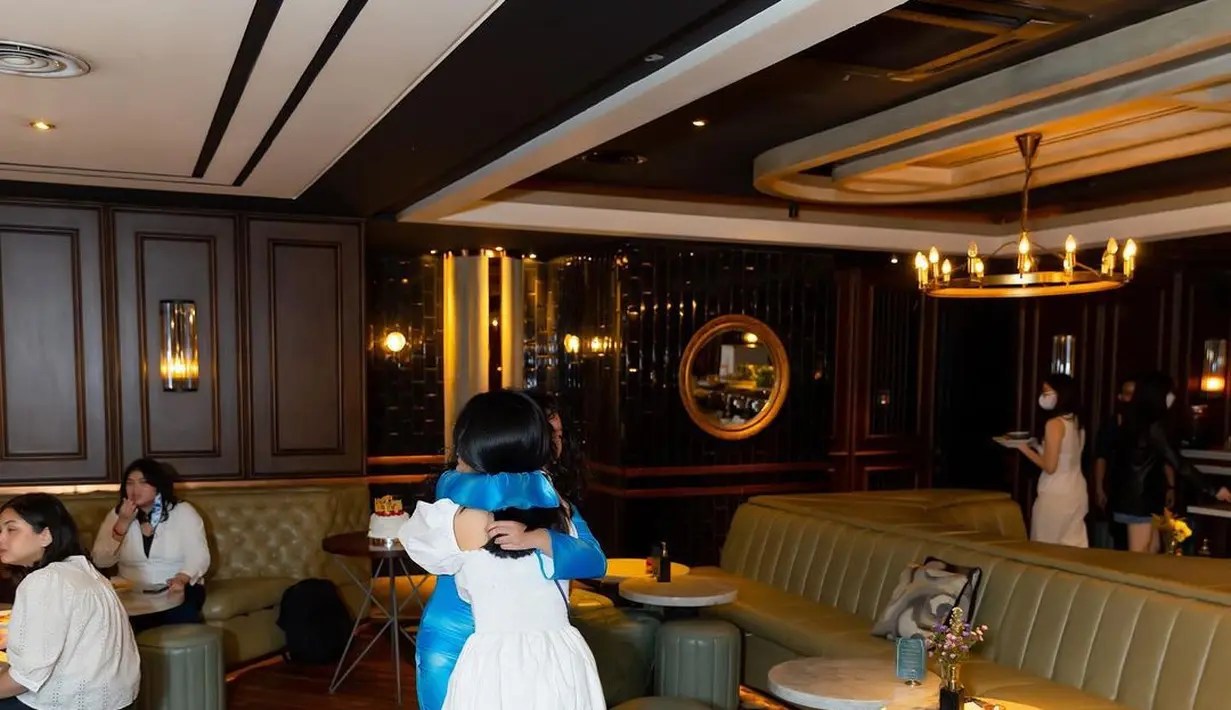 Semua ikut bahagia merayakan ulang tahun Ara. Para anak perempuan Ussy dipuji cantik-cantik semua. [Instagram @ussypratama]