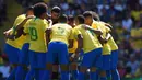Para pemain Brasil bersiap menghadapi Kroasia pada laga persahabatan di Stadion Anfield, Liverpool, Minggu (3/6/2018). Brasil menang 2-0 atas Kroasia. (AFP/Oli Scarff)