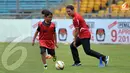 Seorang anak terlihat memainkan bola bersama Michael Owen dalam sesi coaching clinic yang digelar di Stadion GBK Jakarta (Liputan6.com/ Helmi Fithriansyah)