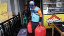 Relawan bersiap mendistribusikan nasi kotak dari Warung Makan Rakyat di Jalan Sulawesi, Perumnas Depok Utara, Kecamatan Beji, Kota Depok, Kamis (27/8/2020). Selain mendistribusikan nasi kotak, warung ini juga menyediakan makan gratis dengan sumber dana dari para donatur. (merdeka.com/Arie Basuki)