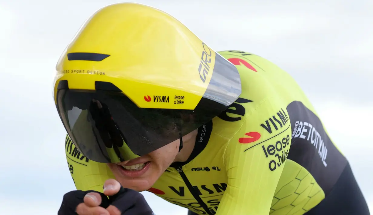 Pembalap sepeda tim Visma-Lease, Koen Bouwman memacu sepedanya saat stage ketiga Paris-Nice 2024 di Auxerre, Paris, Prancis, 5 Maret 2024. (AFP/Thomas Samson)
