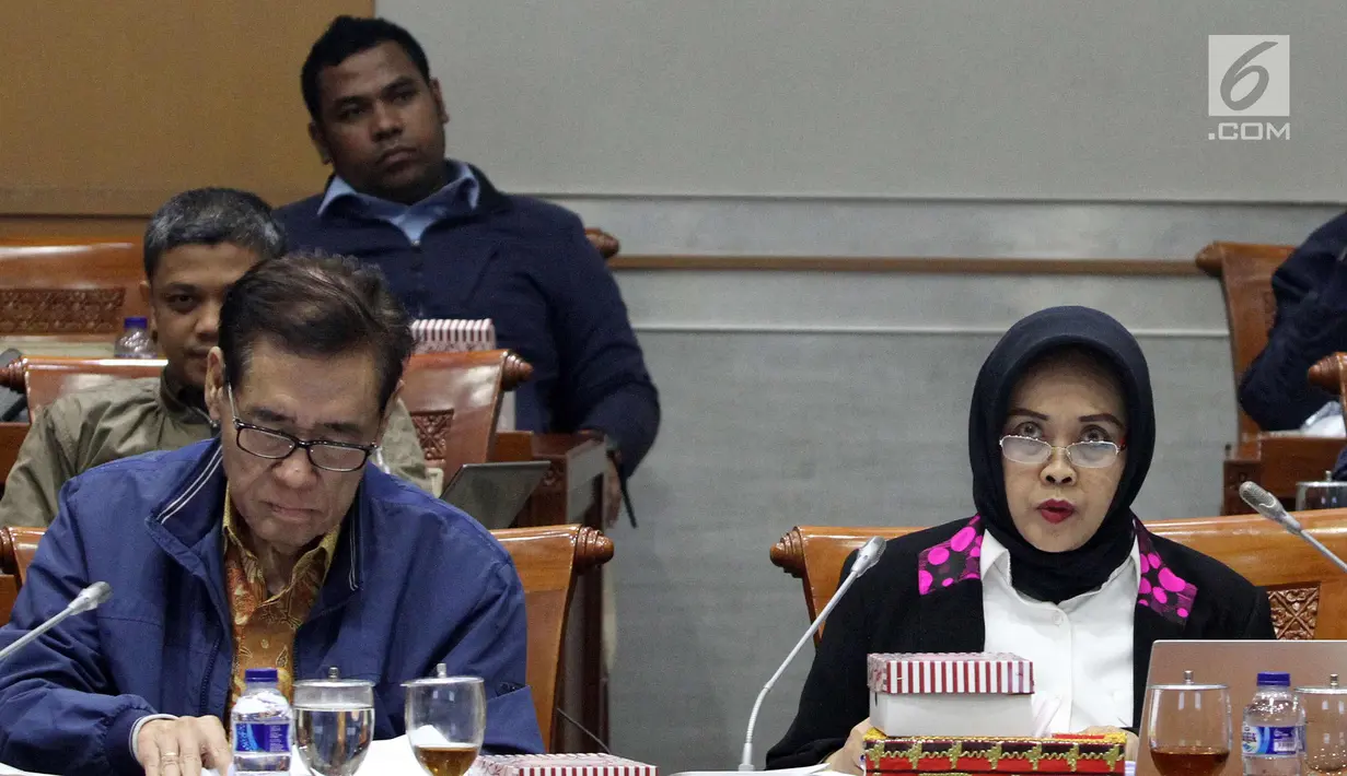 Kepala Badan Pembinaan Hukum Nasional Enny Nurbaningsih (kanan) dan anggota tim pemerintah pembahasan RUU KUHP yang juga pakar hukum Muladi mengikuti rapat RUU KUHP dengan Komisi III DPR, Jakarta, Senin (5/2). (Liputan6.com/Johan Tallo)