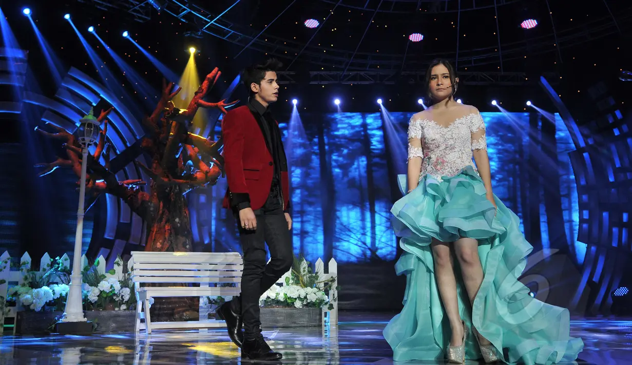 Aliando Syarief saat beradegan dengan Prilly Latuconsina dalam drama cabaret di panggung SCTV Music Awards 2015 di Studio 6 Emtek City, Jakarta, Rabu (6/5). (Liputan6.com/Herman Zakharia)