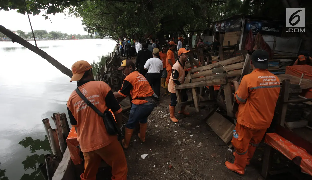 Petugas Penanganan Sarana dan Prasarana Umum (PPSU) DKI Jakarta membongkar lapak pedagang di sekitar Danau Sunter, Jakarta Utara, Jumat (19/1). Selain mempercantik, penataan untuk mendukung Festival Danau Sunter Februari 2018. (Liputan6.com/Arya Manggala)