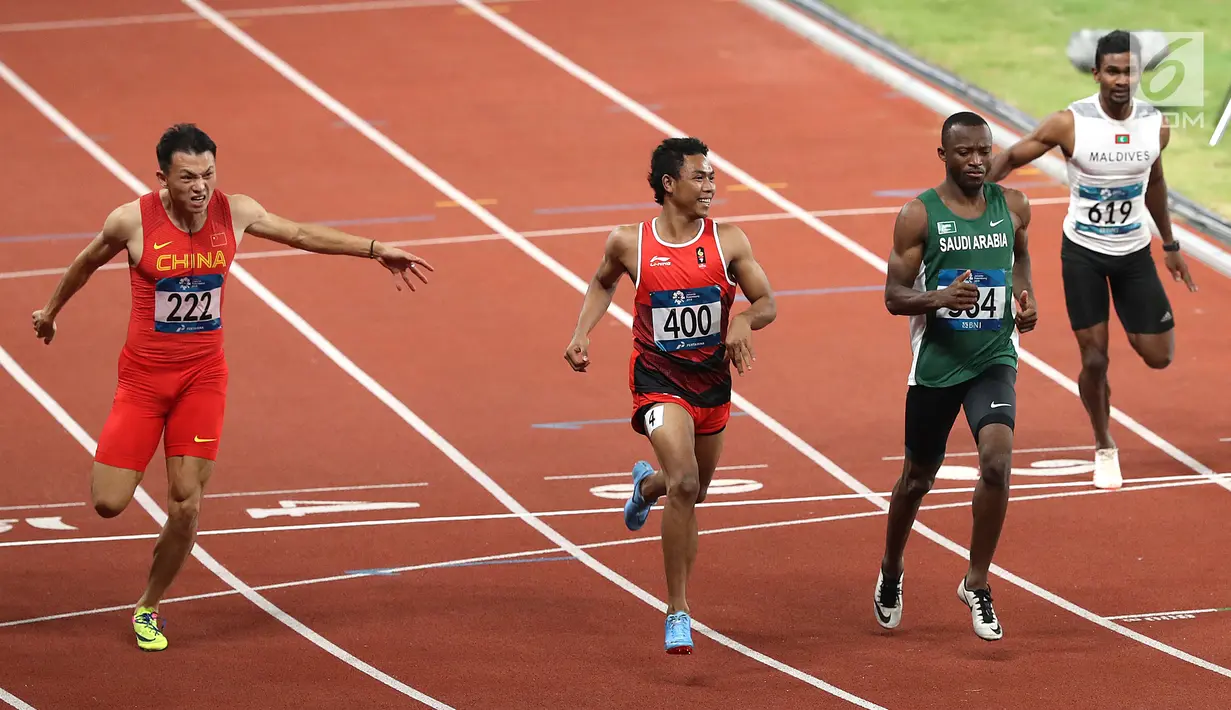 Sprinter Indonesia, Lalu Muhammad Zohri (kedua kiri) saat lari nomor 100 meter putra pada semifinal atletik Asian Games 2018 di Stadion Utama GBK, Jakarta (26/8). Lalu Muhammad Zohri maju ke babak final. (Liputan6.com/Fery Pradolo)