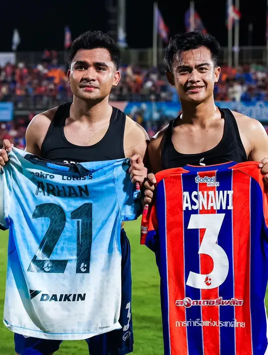 <p>Asnawi bermain penuh selama 90 menit sebagai starter, sementara Arhan masuk sebagai pemain pengganti di 10 menit terakhir babak kedua. Pertandingan tersebut menyita perhatian banyak penggemar sepak bola Indonesia, terutama setelah momen mengharukan terjadi seusai pertandingan. Asnawi dan Arhan, yang berlaga di klub berbeda, terlihat bertukar jersey sebagai tanda persahabatan dan kenangan. (Liputan6/com/IG/@true_bangkok_united)</p>