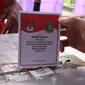 Pemilih memasukkan surat suara setelah mencoblos pada Pilkada Serentak 2018 di TPS 29 Gandasari, Kota Tangerang, Rabu (27/6). Di TPS ini warga yang memilih untuk Pilkada Kota Tangerang dapat merasakan sensasi Piala Dunia 2018 (Liputan6.com/Angga Yuniar)