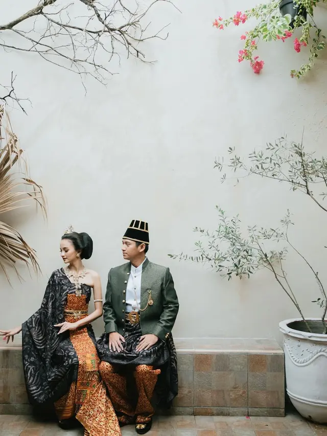7 Potret Prewedding Belva Devara dan Sabrina Anggraini, Usung Konsep Adat Jawa