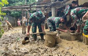 Pembersihan lumpur dan pemulihan lahan sawah yang rusak akibat banjir dan longsor di Aceh, Sumatera Utara, dan Sumatera Barat. (Dok. Kemendagri)