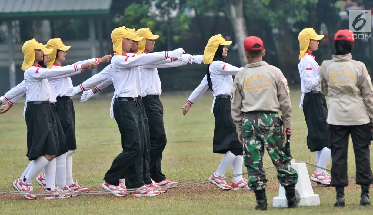 Calon Paskibraka Nasional 2017 mengikuti latihan baris barbaris jelang upacara HUT Kemerdekaan RI di Istana di PPPON, Cibubur, Jakarta Timur, Kamis (10/8). (Liputan6.com/Yoppy Renato)