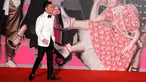 Aktor Hong Kong Andy Lau berjalan di karpet merah Hong Kong Film Awards di Hong Kong, (15/4). Hong Kong Film Awards digelar untuk yang ke 37 kalinya dan diberikan kepada insan perfilman. (AP Photo / Vincent Yu)