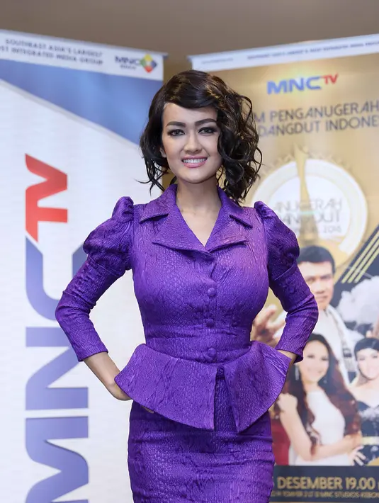 Demi kesehatan tubuhnya, Julia Perez rela tidak mengenakan high heels mekipun sempat merasa iri ketika melihat para wanita yang berlenggang dengan high heelsnya itu. (Nurwahyunan/Bintang.com)