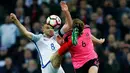Pemain Inggris, Jordan Henderson (kiri), berduel dengan pemain Skotlandia, James Forrest, dalam laga Grup F Kualifikasi Piala Dunia 2018 di Stadion Wembley, Jumat (11/11/2016) waktu setempat. (Reuters/Eddie Keogh)