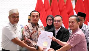 Pemberian rehabilitasi terhadap dua Guru asal Kabupaten Luwu Utara, Sulawesi Selatan. (Foto. Biro Pers Sekretariat Presiden)