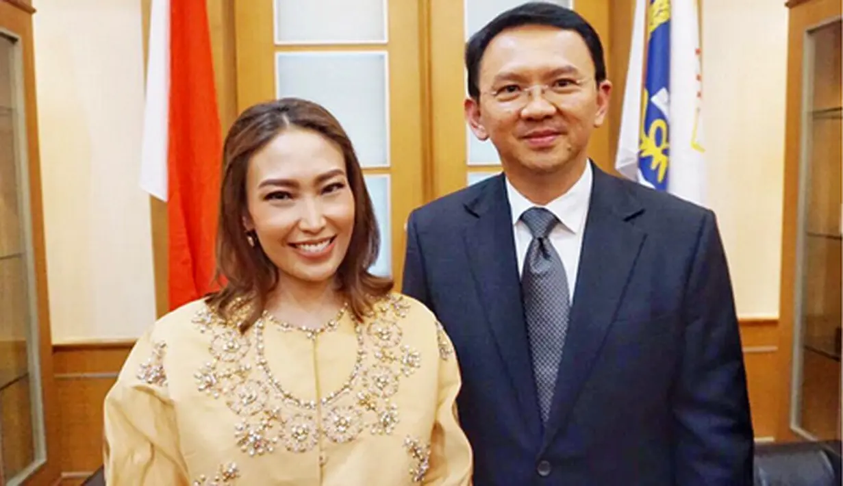 "The Man with much knowledge and many skills @basukibtp Trimakasih Pak atas insight dan motivasi untuk kami yang muda," tulis Ayu Dewi dalam foto yang mendapat ribuan likes. (Bintang.com/mrsayudewi)