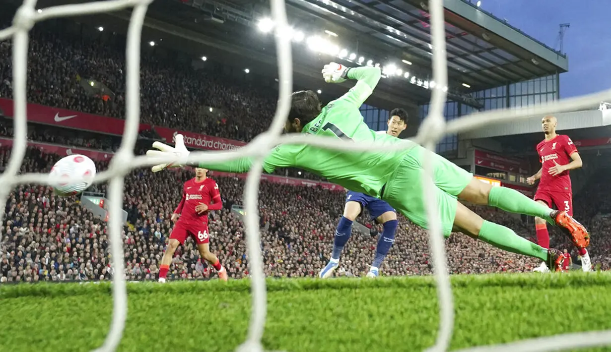 <p>Penjaga gawang Liverpool Alisson gagal menyelamatkan bola saat pemain Tottenham Son Heung-min (tengah) mencetak gol pada pertandingan sepak bola Liga Inggris di Stadion Anfield, Liverpool, Inggris, 7 Mei 2022. Pertandingan berakhir imbang 1-1. (AP Photo/Jon Super)</p>