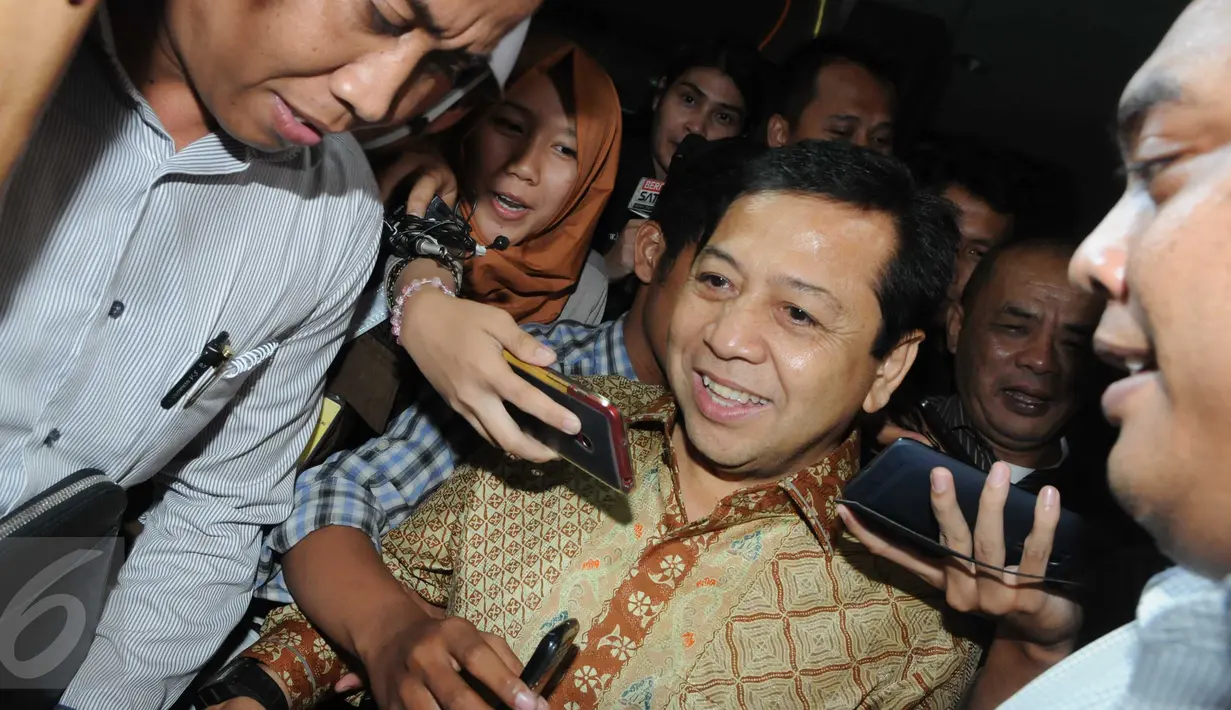 Mantan Ketua DPR RI, Setya Novanto usai menjalani pemeriksaan di Kejaksaan Agung, Rabu (10/2/2016). Kedatangan Novanto dalam rangka memberi keterangannya sebagai saksi dalam perkara kasus Freeport. (Liputan6.com/Helmi Afandi)