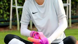 Kiper timnas China, Zhao Lina tertawa saat bersiap mengikuti latihan di Shanghai (15/5). Wanita 26 tahun ini berharap dirinya dapat membantu meningkatkan kompetisi sepak bola wanita di China. (AFP Photo/China Out)