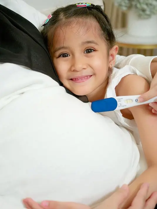 Tapi, beberapa kali ia harus menelan kesedihan lantaran tak kunjung melihat dua garis dalam alat tes kehamilan atau tes pack.  "Jadi aku buka kb pas sebelum berangkat ke Eropa kmrn, tp pas awal2 buka sempet sedih kok ga hamil2, Sering banget testpack dan hasilnya negative terus," sambung Ryana Dea. [Instagram/ryana_dea]