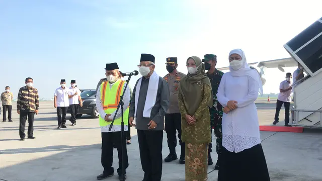 Wakil Presiden RI, Ma’ruf Amin, melepas calon jemaah haji kloter pertama  dari Embarkasi Surabaya, Sabtu 4 Juni 2022, dari Bandara Internasional Juanda Surabaya (Liputan6.com/Delvira Hutabarat)