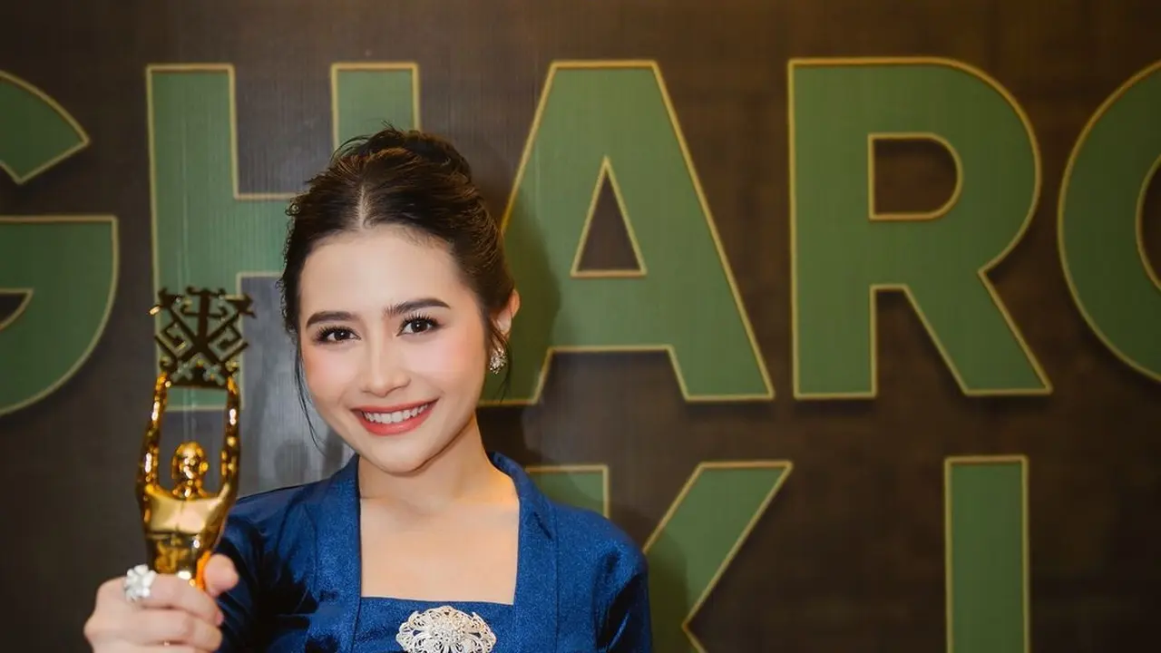 6 Potret Prilly Latuconsina yang Terlihat Makin Ayu dengan Kebaya Kutubaru, Tampilan Body yang Makin Ramping Bikin Salah Fokus