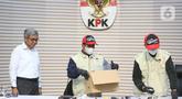 Ketua Komisi Pemberantasan Korupsi (KPK), Setyo Budiyanto (kiri) menyaksikan petugas yang akan memperlihatkan barang bukti Operasi Tangkap Tangan (OTT) di Kantor Imigrasi Jakarta Barat, Gedung Merah Putih KPK, Jakarta, Kamis (4/6/2026). (Liputan6.com/Helmi Fithriansyah)