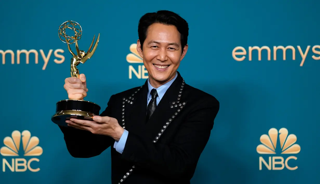 Lee Jung-jae berpose usai menerima penghargaan untuk kategori aktor utama terbaik dalam serial drama 'Squid Game' di Emmy Awards 2022 di Microsoft Theater, Los Angeles, Amerika Serikat, 12 September 2022. 'Squid Game' masuk dalam 14 nominasi, termasuk penghargaan utama Aktor Terbaik, Sutradara Terbaik, Pemeran Pendukung Terbaik dalam Serial Drama hingga Drama Series terbaik. (AP Photo/Jae C. Hong)