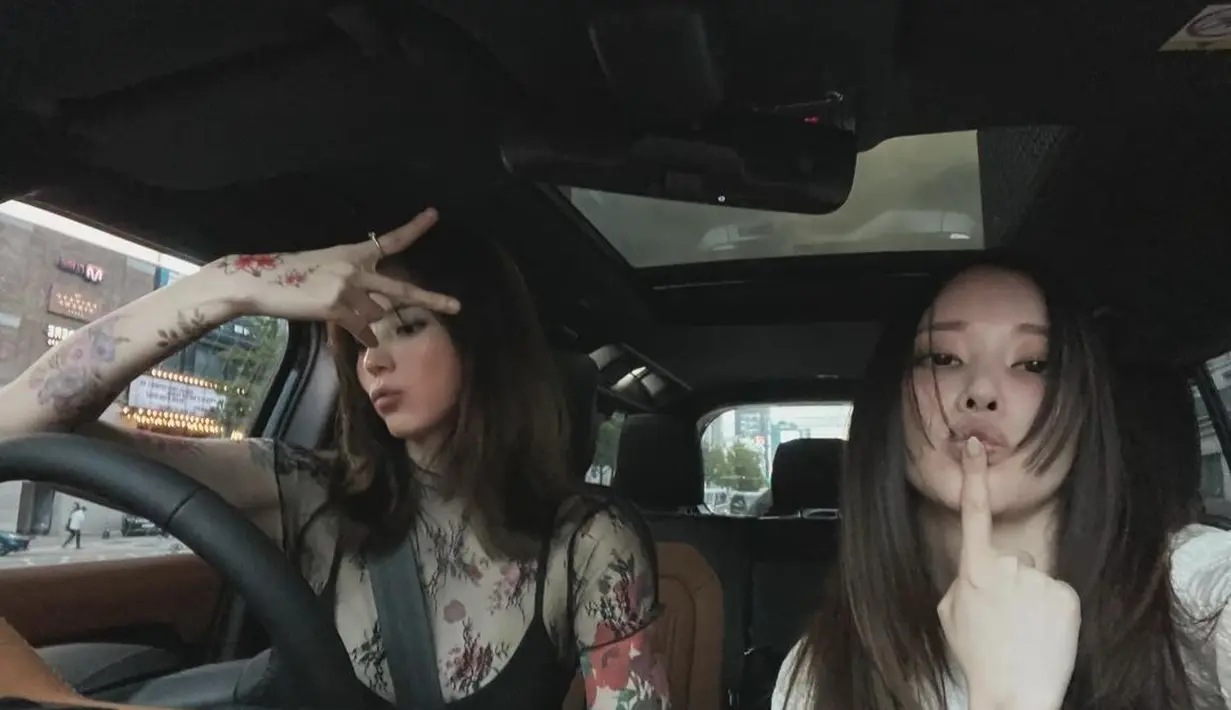 Tamppil lebih swag, Han So Hee padukan one strap dress dan outer hitam transparan yang ekspos tatonya [@xeesoxee]