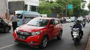 Petugas Dishub Jakarta Selatan mengatur lalu lintas di Jalan Kemang Raya, Jakarta, Selasa (29/10/2019). Sudin Perhubungan Jaksel melakukan rekayasa lalu lintas sistem dua lajur dan satu lajur di Jalan Kemang Raya bertujuan untuk mengurai kepadatan kendaraan. (Liputan6.com/Immanuel Antonius)