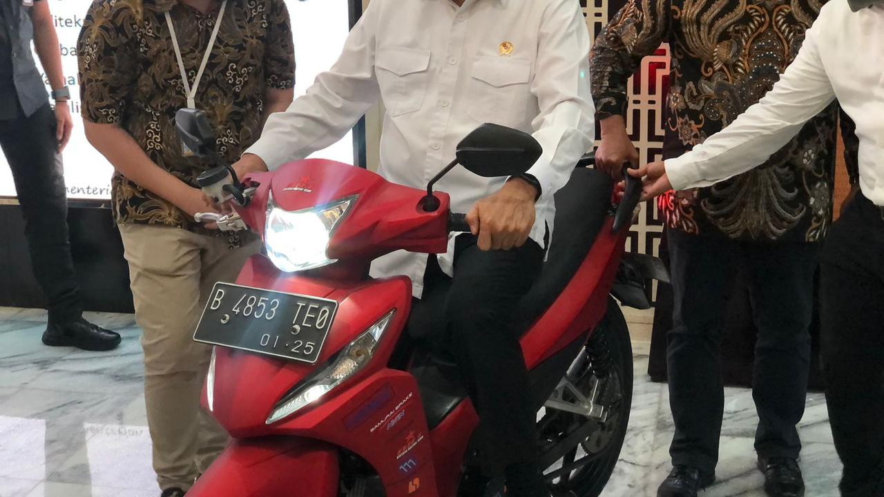 Menteri Perhubungan (Menhub) Budi Karya Sumadi pada evaluasi pelaksanaan program konversi motor listrik, di Kementerian ESDM, Jakarta, Senin (19/9/2022).