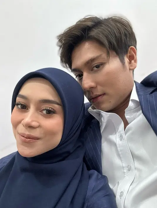 Ada juga netizen yang mempertanyakan kesiapan Rizky Billar tinju melawan Jefri Nichol melalui DM (direct message). [Instagram/lestikejora]