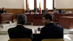 Bintang Barcelona, Lionel Messi (kanan) dan ayahnya, Jorge Horacio Messi duduk menghadap hakim saat sidang kasus pajak di Kantor Pengadilan Barcelona, (2/6/2016). (AFP/POOL/Alberto Estevez)