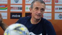 Pelatih Arema FC, Milomir Seslija, dalam sesi konferensi pers menjelang laga versus Bali United di Kantor Arema, Minggu (15/12/2019). (Bola.com/Iwan Setiawan)