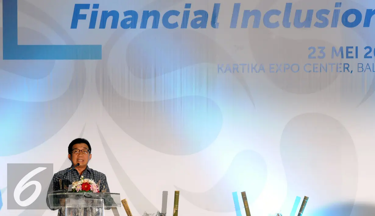Ketua Umum ISEI Muliaman D. Haddad memberikan sambutan pembuka pada pertemuan khusus Pisagro, Kadin, ISEI di Jakarta, Senin (23/5/2016). Pertemuan membahas dukungan Implementasi Financial Inclusion untuk Petani. (Liputan6.com/Helmi Fithriansyah)