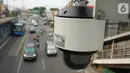 Kamera CCTV pemantau arus lalu lintas terpasang di JPO kawasan Cawang, Jakarta Timur, Kamis (10/10/2019). Pemprov DKI Jakarta menyetujui untuk menganggarkan Rp 38 miliar untuk pengadaan 45 kamera tilang elektronik atau Electronic Traffic Law Enforcement (E-TLE). (Liputan6.com/Immanuel Antonius)