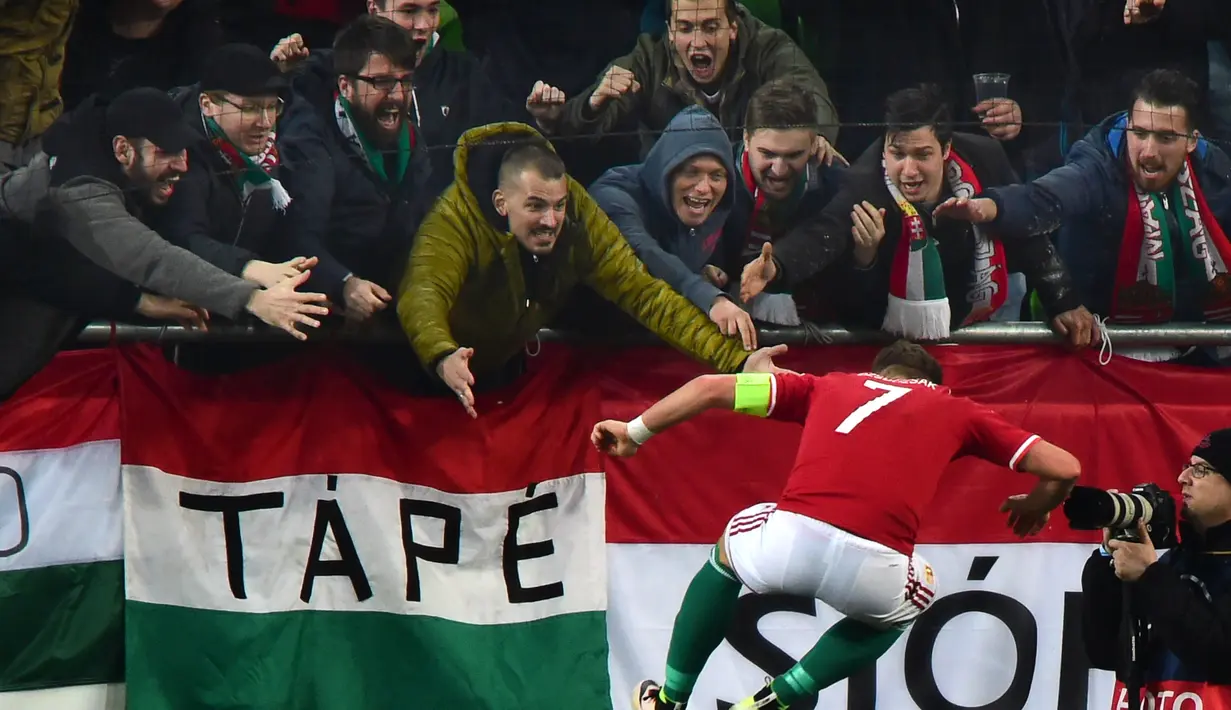 Kapten Hungaria, Balazs Dzsudzsak, merayakan gol yang dicetaknya ke gawang Kroasia dalam laga persahabatan di Stadion Ferenc Puskas, Budapest, Hungaria, (26/3/2016). (AFP/Attila Kisbenedek)