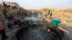 Seorang tentara Irak melompat ke kolam belerang di Hammam al-Ali, Mosul, Irak, (9/11). Di tengah perang melawan ISIS, mereka melepaskan penat dan lelah dengan berenang di Kolam belerang. (REUTERS/Alaa Al-Marjani)