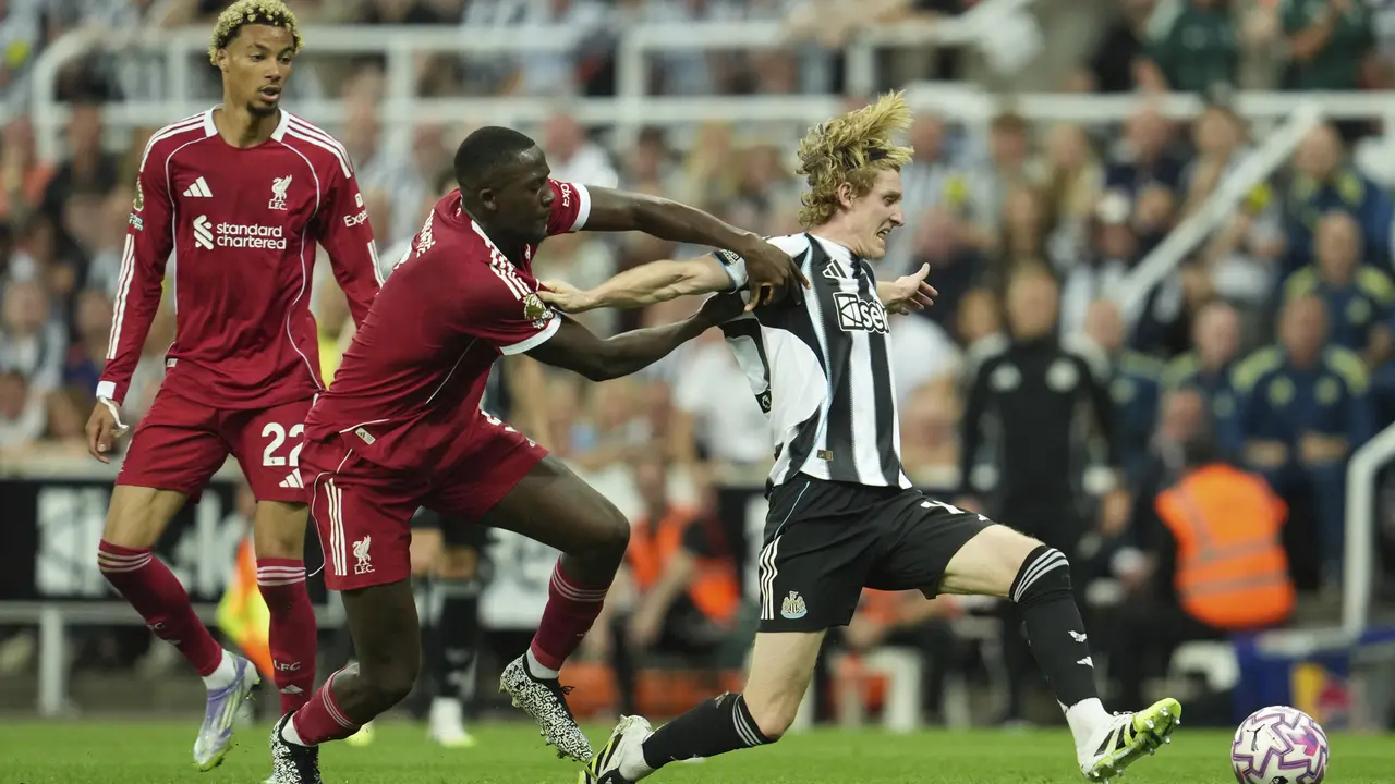 Bek Liverpool, Ibrahima Konate (kiri), mencoba menghentikan laju winger Newcastle, Anthony Gordon, di laga pekan kedua Liga Inggris 2025/2026 di St James' Park, Selasa (26/08/2025). (AP Photo/Jon Super).