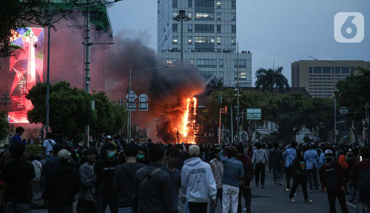 Situasi saat massa membakar pos polisi di kawasan Harmoni, Jakarta, Kamis (8/10/2020). Bentrokan pecah saat massa yang hendak menuju Istana Negara untuk menggelar unjuk rasa menolak UU Cipta Kerja diadang oleh aparat kepolisian. (Liputan6.com/Faizal Fanani)