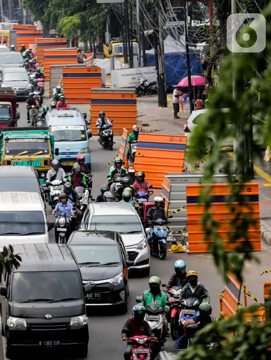 Kendaraan terjebak kemaceten di sepanjang Jalan Otista Raya, Jatinegara, Jakarta, Kamis (10/9/2019). Kemacetan disebabkan karena terdapat banyak titik di ruas jalan tersebut yang sedang mengerjakan proyek pembangunan trotoar dan galian kabel. (Liputan6.com/Faizal Fanani)