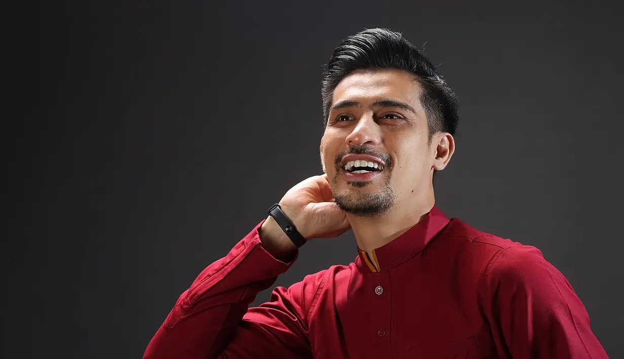 "Ini film kedua saya, di sini sebagai Adam. Memang karakternya berbeda dengan kehidupan asli saya," kata Ashraf Muslim saat berkunjung ke Redaksi Bintang.com di kawasan Gondangdia, Jakarta Pusat, pada Rabu (12/7/2017). (Bambang E. Ros/Bintang.com)