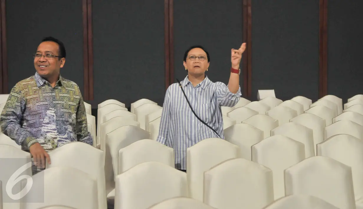 Menteri Luar Negeri Retno LP Marsudi ditemani oleh Menteri Sekretaris Negara Pratikno saat meninjau venue IORA ke-20 di JCC, Jakarta, Sabtu (4/3). Indonesia akan menjadi tuan rumah KTT IORA di Jakarta pada 5-7 Maret 2017. (Liputan6.com/Yoppy Renato)