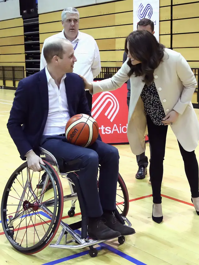 Pangeran William main basket dengan kursi roda